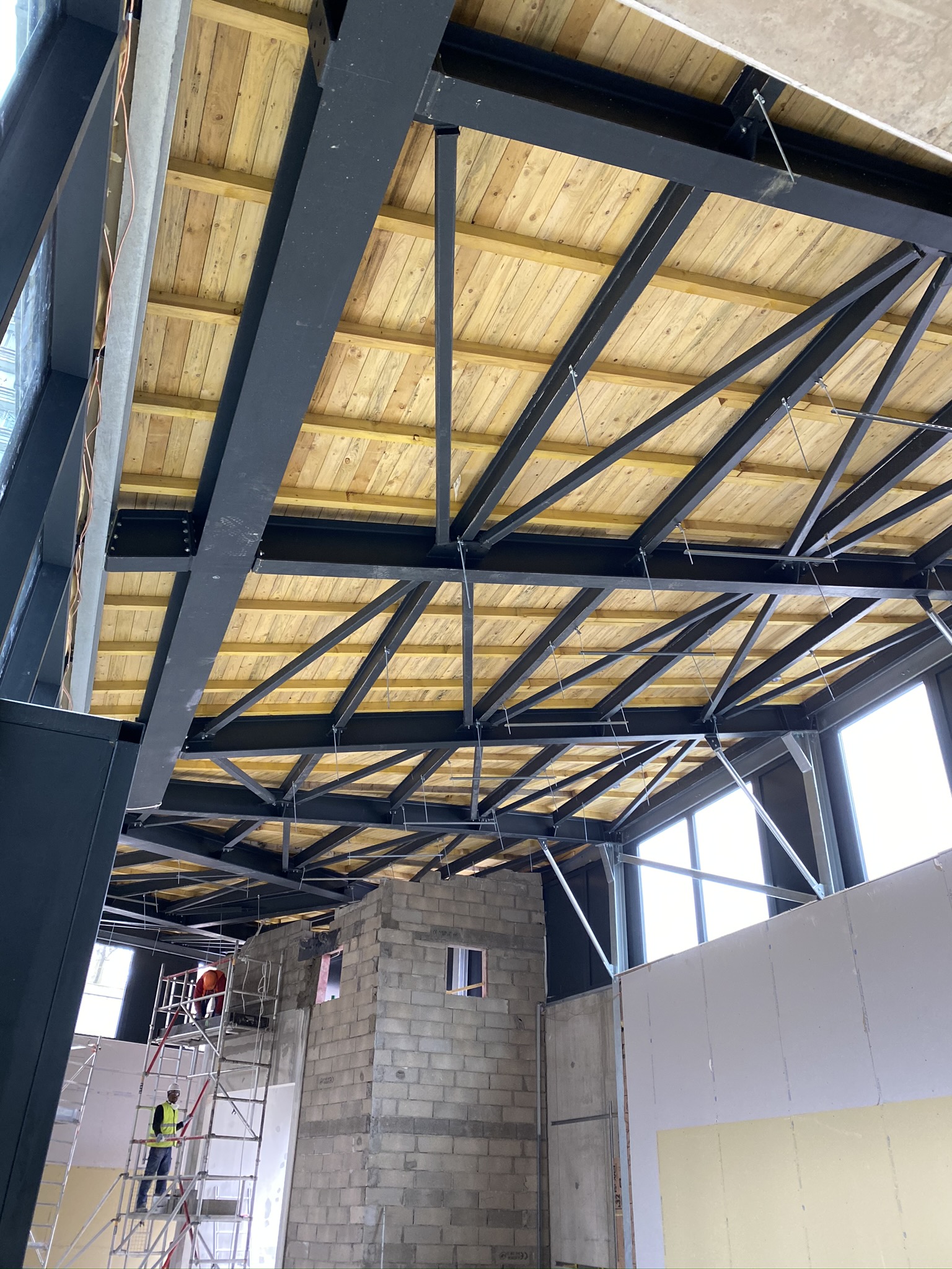 Vue rapprochée d’une charpente métallique sous une toiture