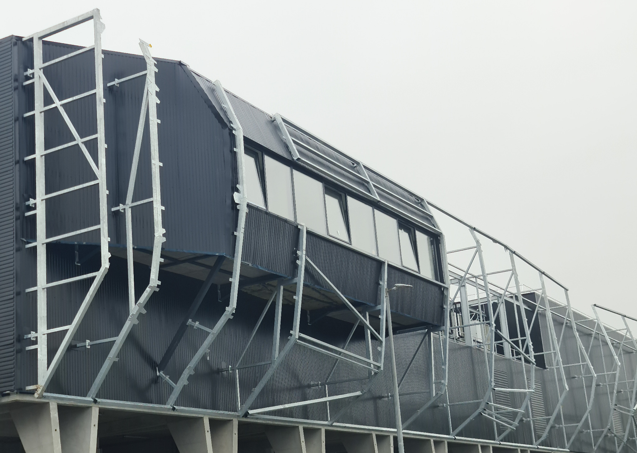 Ossature métallique d’une façade facettée en chantier