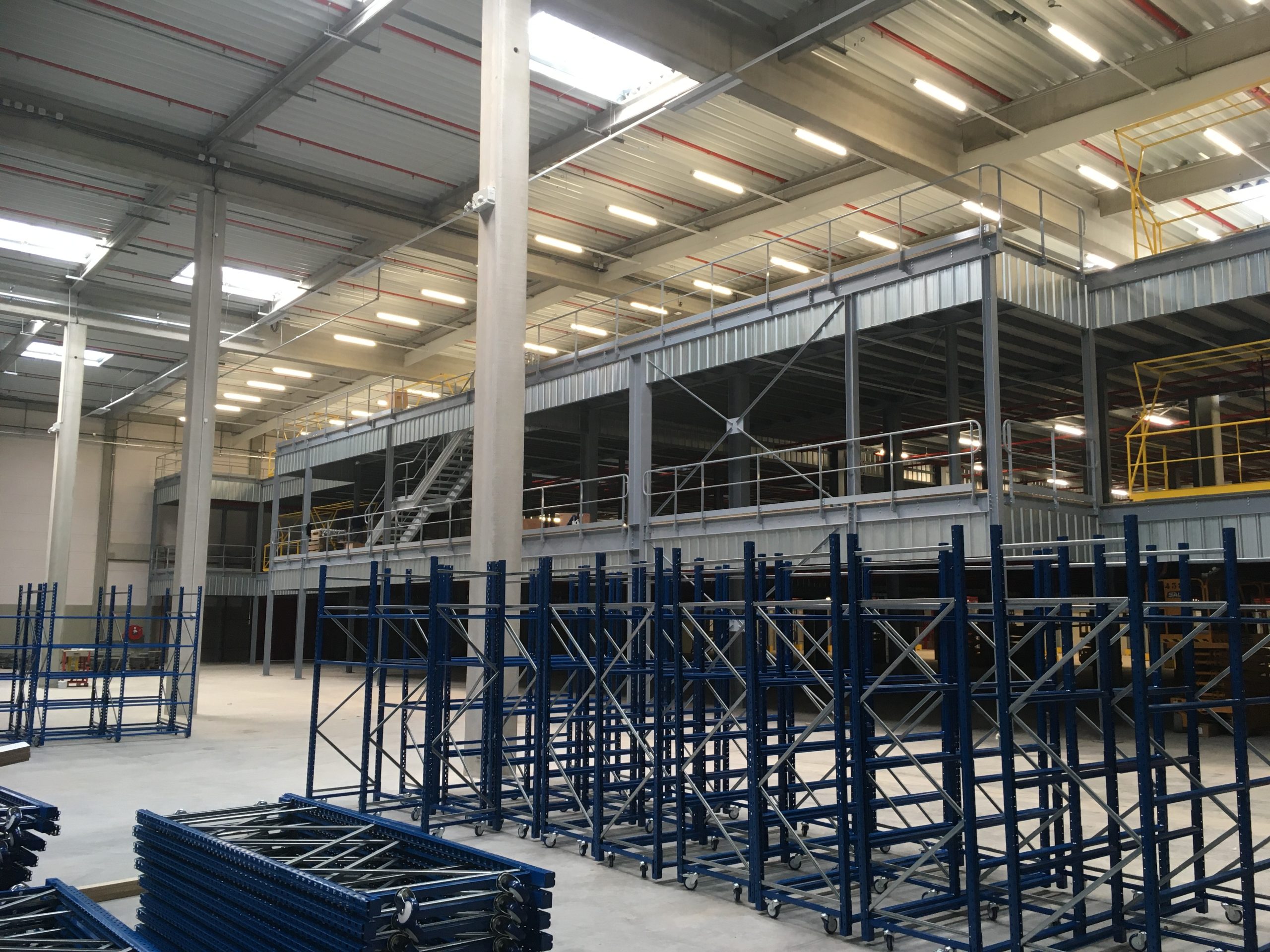 La plateforme dans le volume de la halle