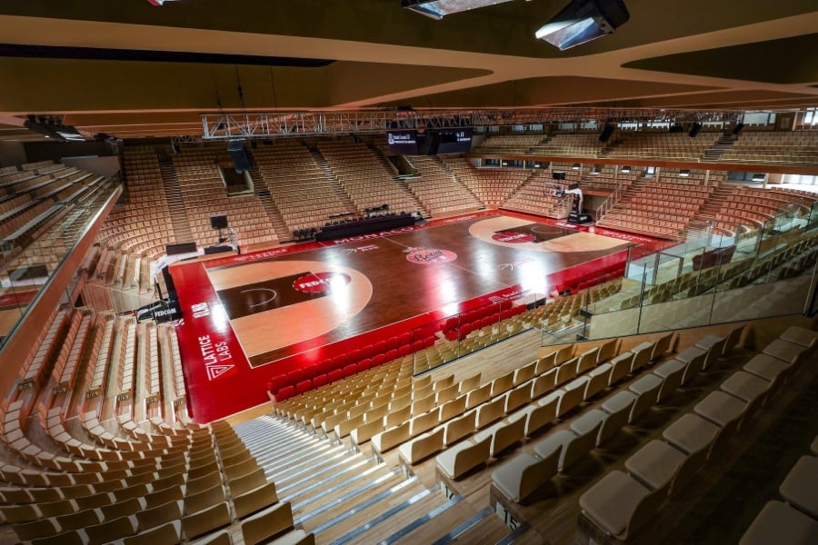 Les tribunes autour du terrain